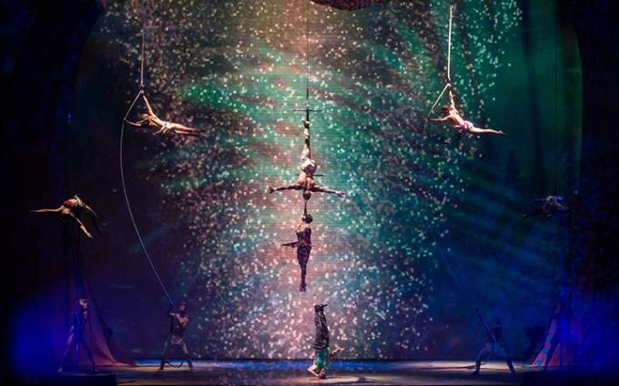 twas-the-night-before-by-cirque-du-soleil-in-chicago-at-the